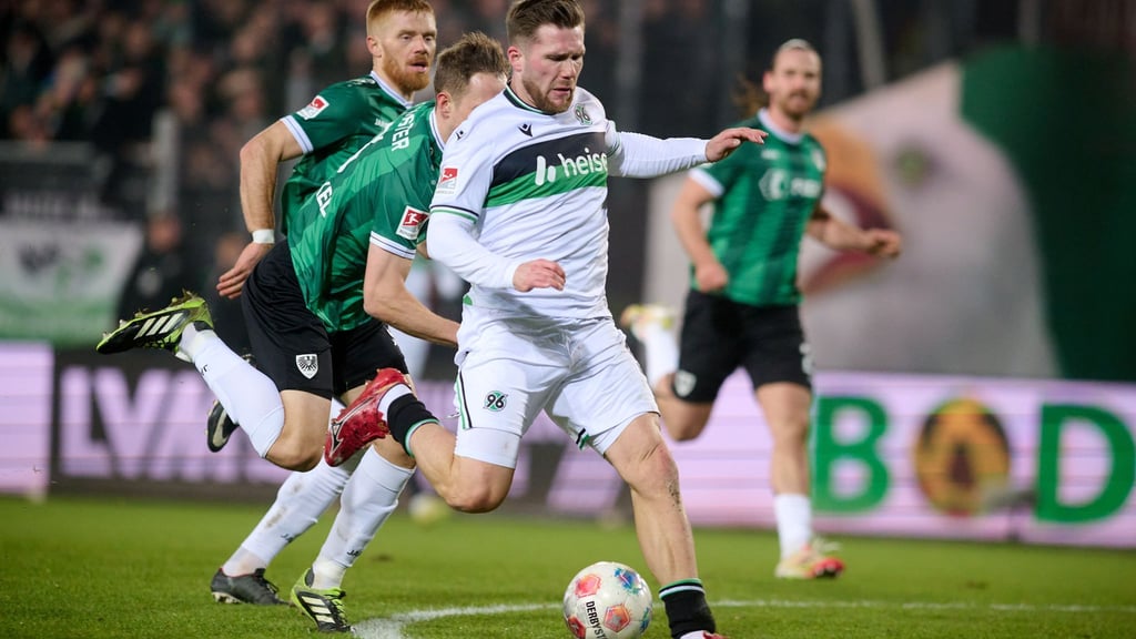 Torjäger Benjamin Källman brachte Hannover in Münster in Führung.