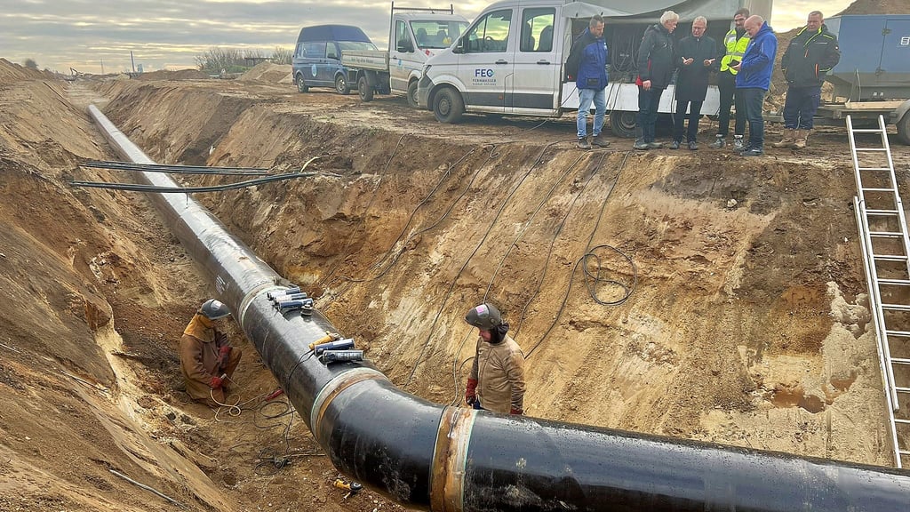 An der Fernleitungs-Baustelle in Reuden wird geschweißt. Vor Ort informierten sich OB Armin Schenk und FEO-Chef Dirk Brinschwitz über die Arbeiten. 