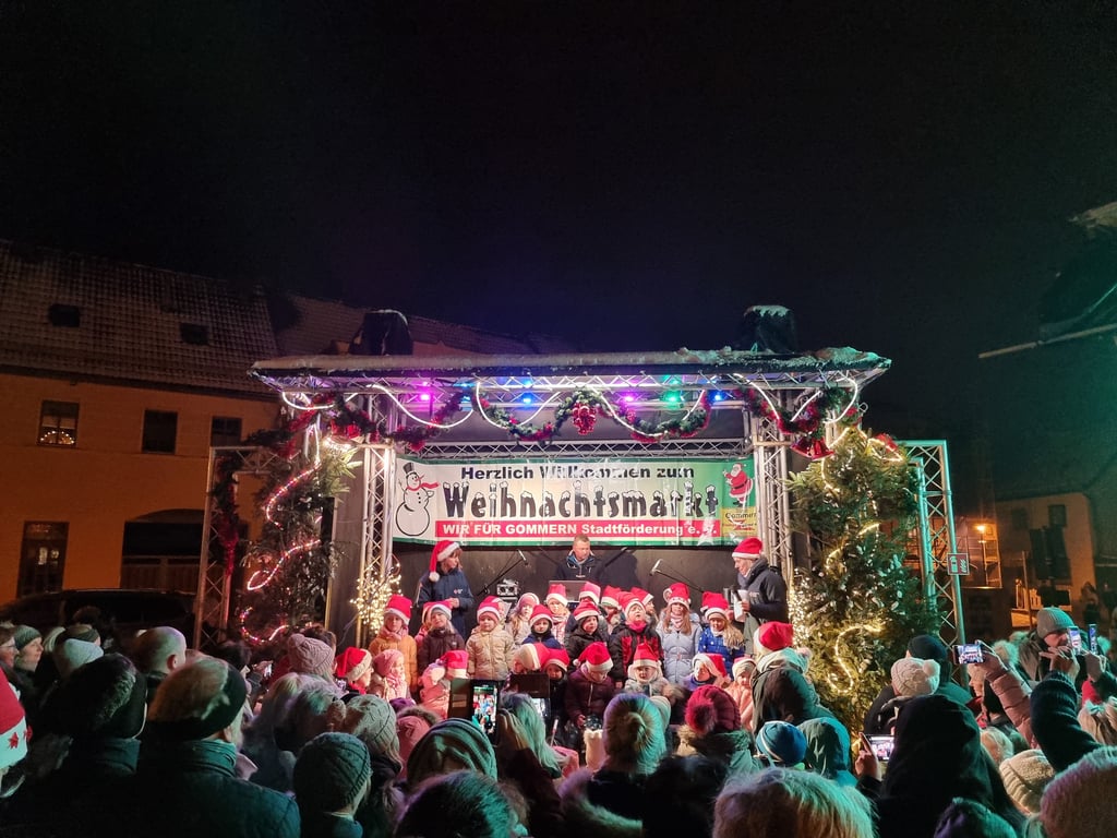 Den größten Weihnachtsmarkt der Gemeinde gibt es am Nikolauswochenende in Gommern mit Live-Musik und einem Stück der DRK-Kita. 