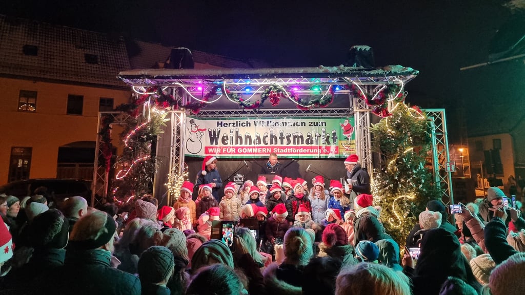 Den größten Weihnachtsmarkt der Gemeinde gibt es am Nikolauswochenende in Gommern mit Live-Musik und einem Stück der DRK-Kita. 