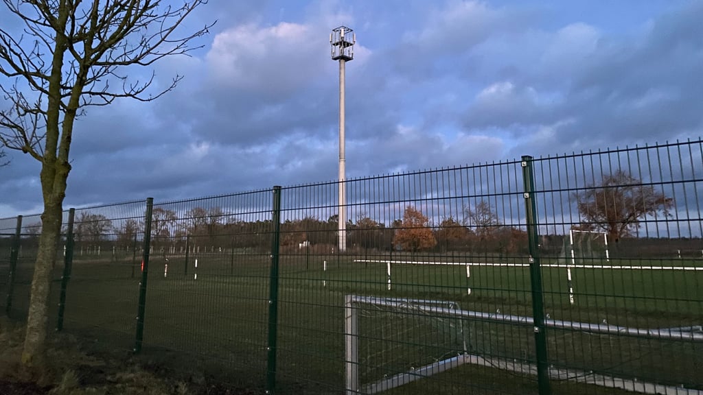 Der neu errichtete Mast der Telekom soll für besseren Mobilfunk im Jerichower Land sorgen.