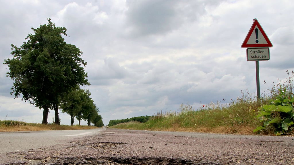Die Kreisstraße nach Trabitz ist seit Jahren in einem sehr schlechten Zustand. Vielleicht ändert sich daran etwas in den nächsten Jahren. 