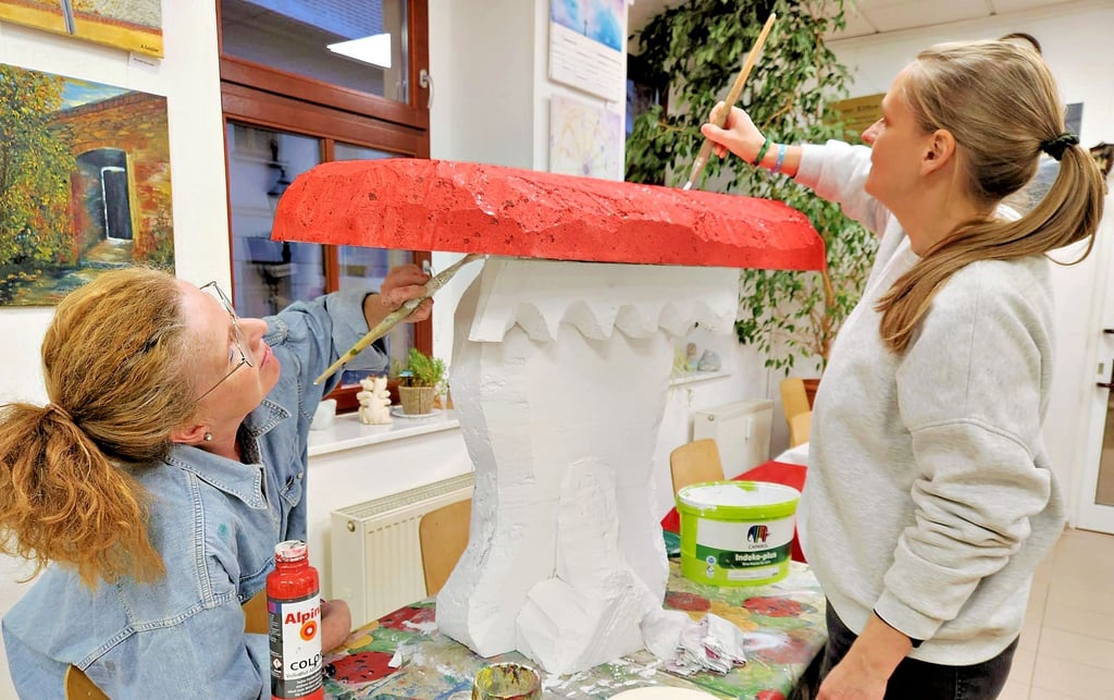 Beate Schneider (li.) und Ines Schmiegel haben sich den Fliegenpilz vorgenommen und verleihen ihm seine typische Optik.
