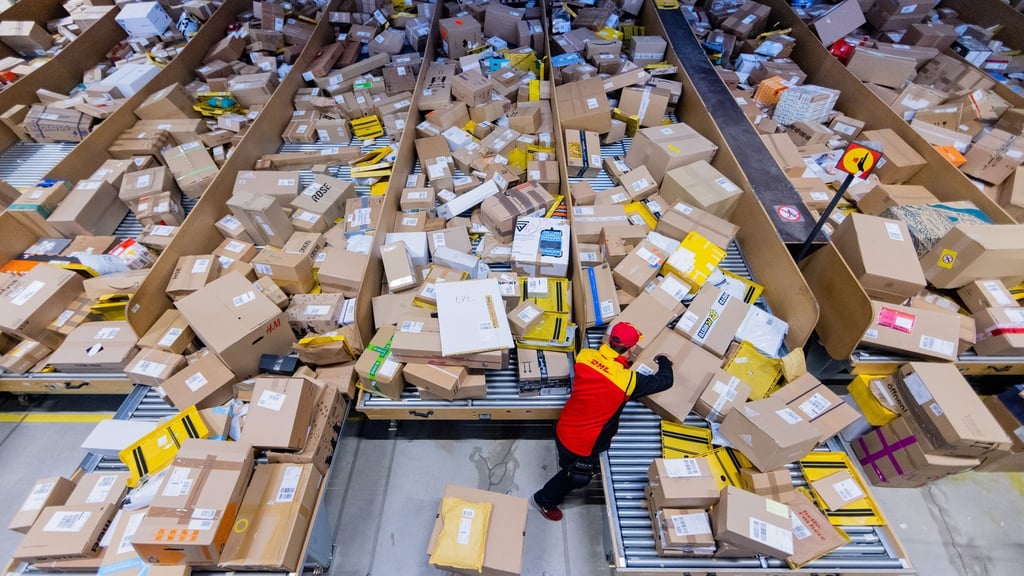 Besser ohne Schnüre oder Schleifchen: An Weihnachten werden wieder massenweise Pakete versendet - und die sollen rechtzeitig ankommen.