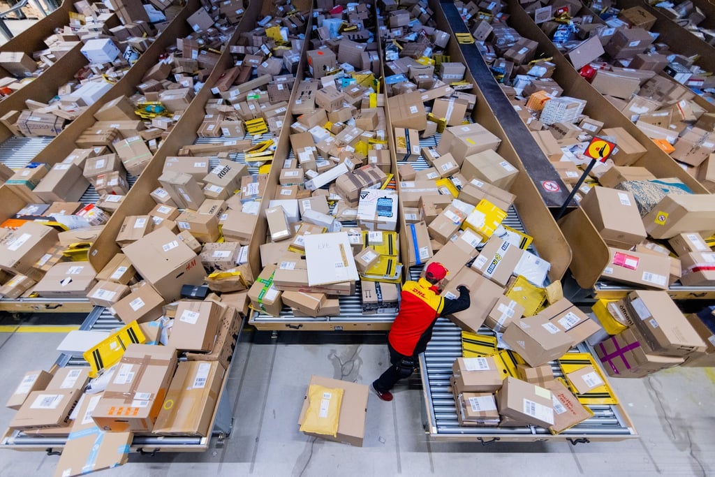 Besser ohne Schnüre oder Schleifchen: An Weihnachten werden wieder massenweise Pakete versendet - und die sollen rechtzeitig ankommen.