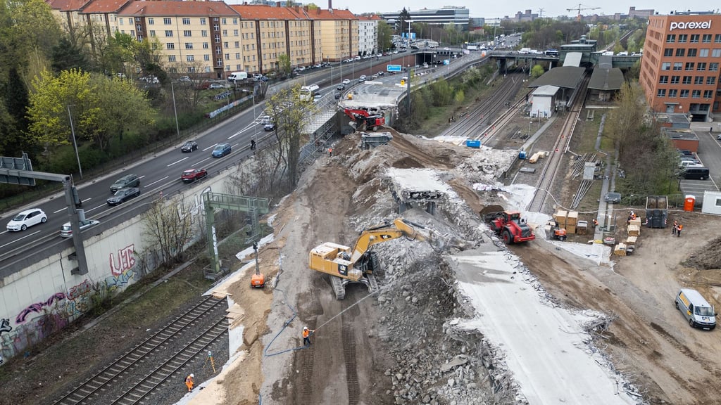 Die Westendbrücke wurde im April dieses Jahres abgerissen, der Neubau beginnt nun. (Archivbild)