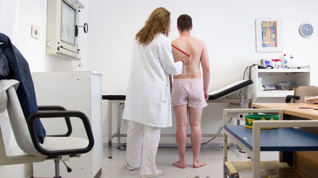 Ab 2026 sollen alle jungen Männer ab Jahrgang 2008 zu einer Musterung eingeladen werden: Die gesundheitliche Eignung wird dabei geprüft.