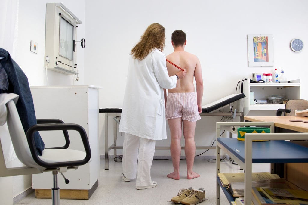 Ab 2026 sollen alle jungen Männer ab Jahrgang 2008 zu einer Musterung eingeladen werden: Die gesundheitliche Eignung wird dabei geprüft.