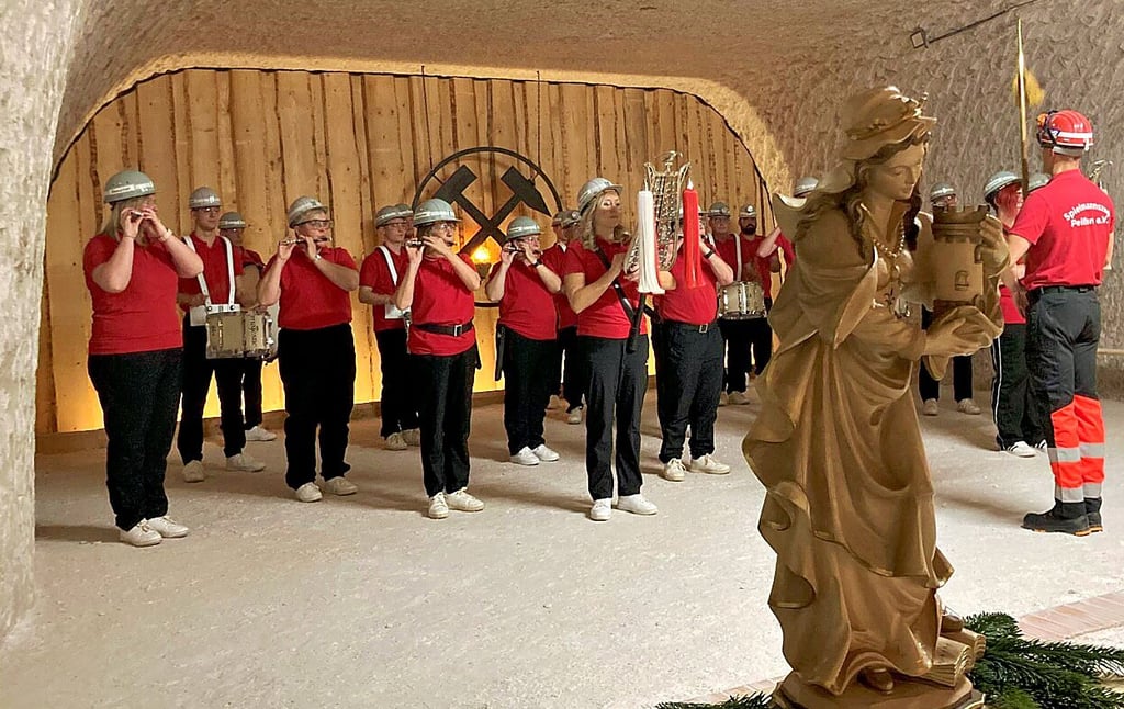 Der Spielmannszug Peißen musizierte erstmalig zur Barbarafeier im Knappensaal des K+S-Steinsalzwerkes Bernburg unter Tage.