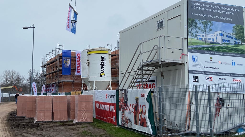 Der Rohbau steht: Auf dem Gelände des Nachwuchsleistungszentrums entsteht das neue Funktionsgebäude des 1. FC Magdeburg.