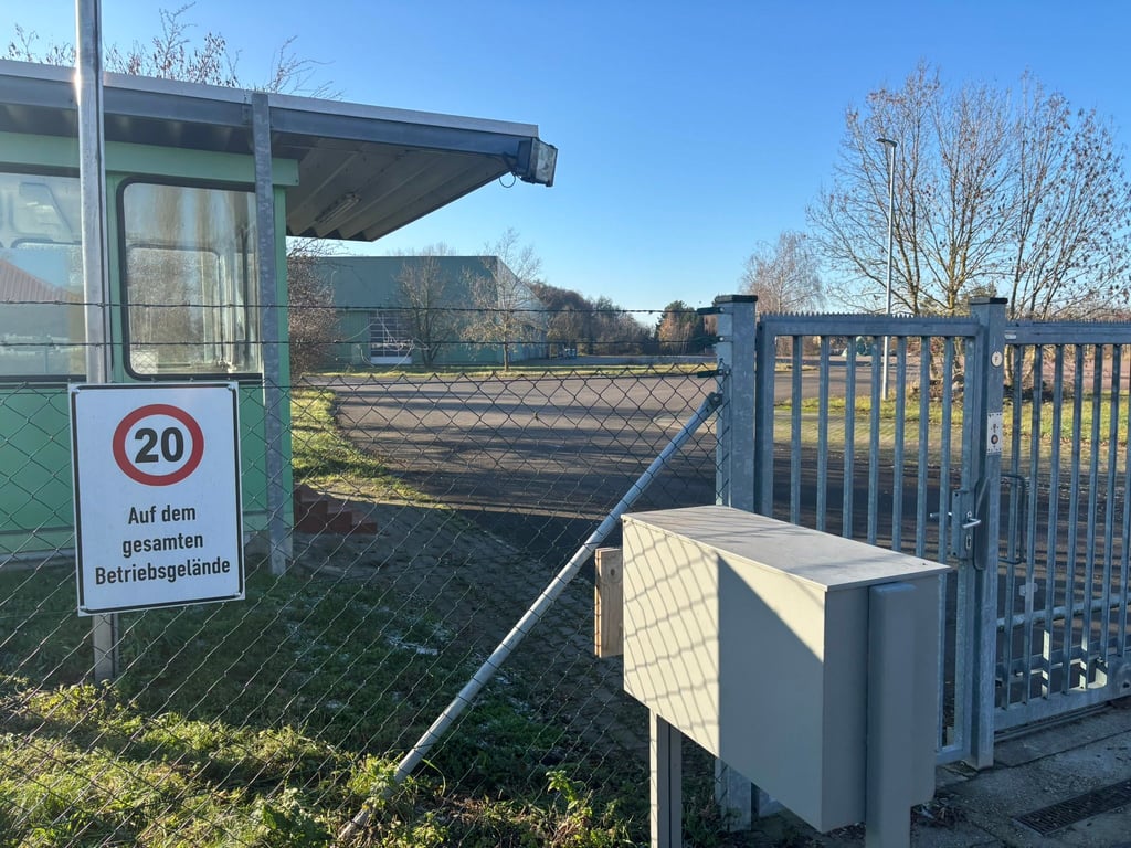 Das Betriebsgelände der „OL Produktionsgesellschaft mbH“  befindet sich an der Scheuderschen Straße in Elsnigk. Ende 2024 gehörte der Betrieb noch zur „Franz Gussek GmbH & Co. KG“.