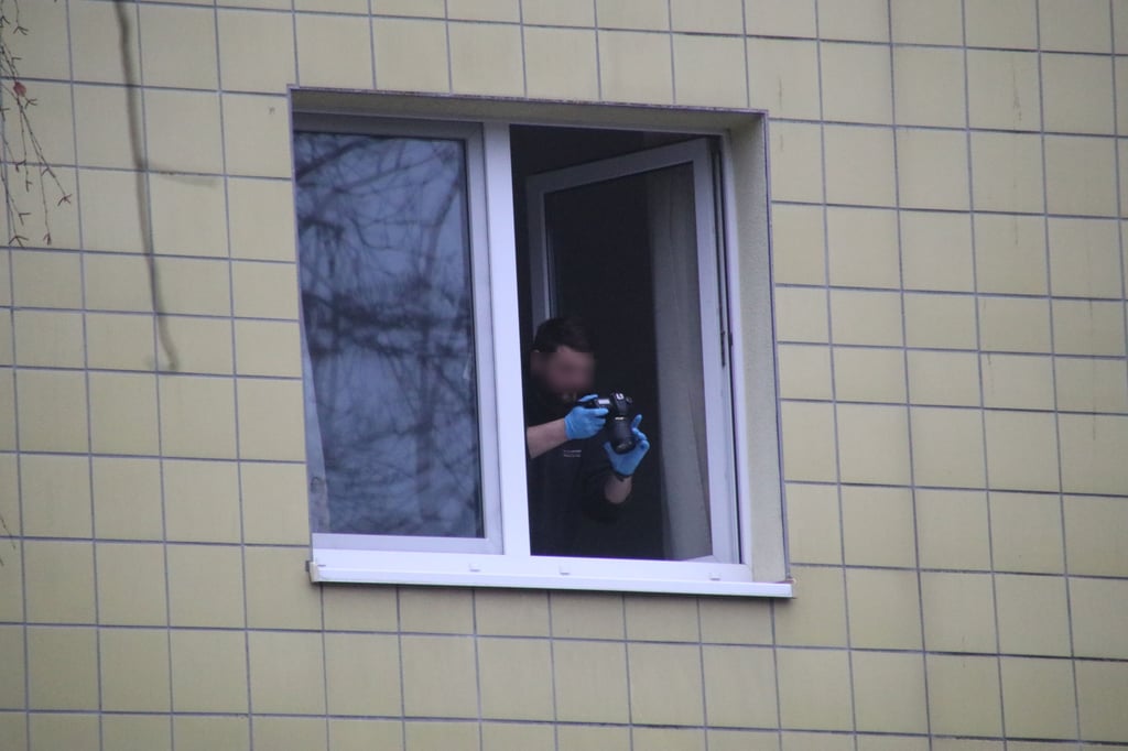 Ein Polizeibeamter dokumentiert den Unglücksort. Aus diesem Fenster war am Freitagmorgen eine siebenjähriges Mädchen gestürzt.