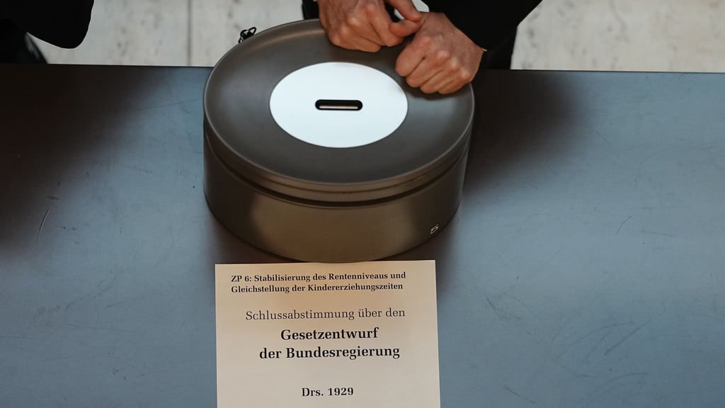 Drei Optionen hatten die Bundestagsabgeordneten bei ihrer Entscheidung über das Rentengesetz: Ja - Nein - Enthaltung.