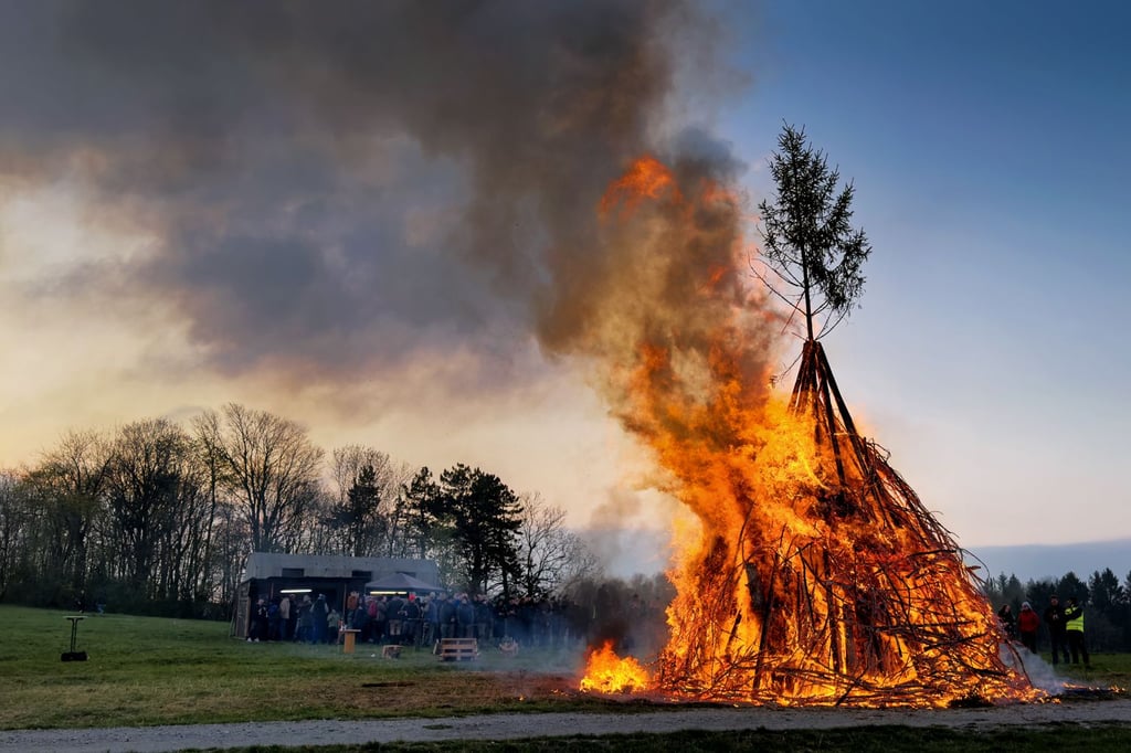 Die Stadt sei schon allein personell nicht in der Lage, die Sicherheit bei Brauchtumsfeuern zu gewährleisten, wenn sie in allen elf Ortsteilen nahezu parallel brennen - wie beispielsweise zu Ostern. 