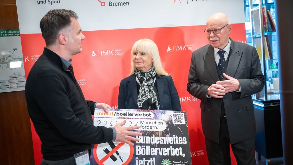 Die Gewerkschaft der Polizei hat bei der Innenministerkonferenz eine Petition für ein Böllerverbot übergeben.