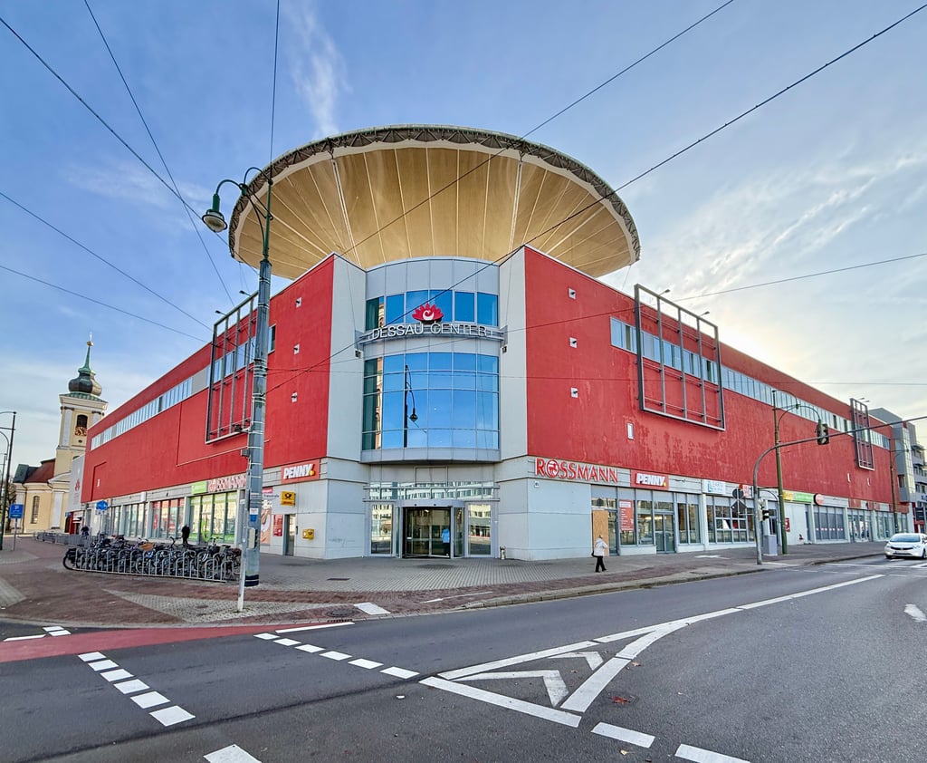 Ein Einkaufszentrum steht bald fast komplett leer.