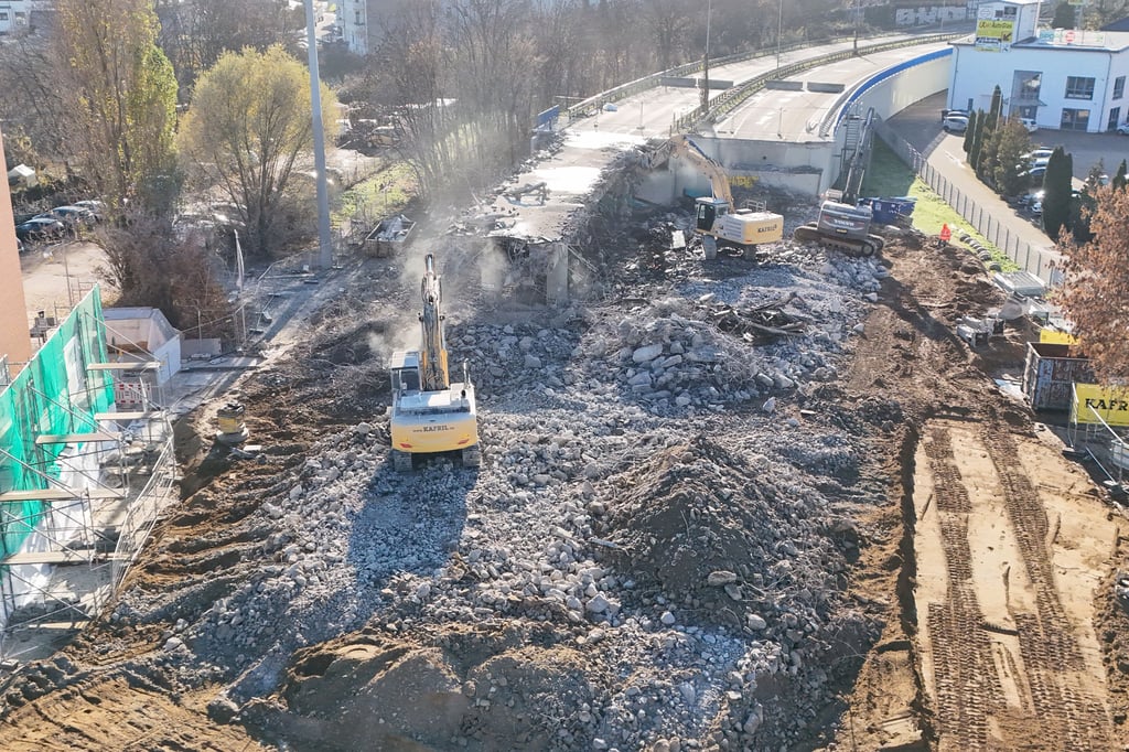 Die Ringbrücke über die Halberstädter Straße in Magdeburg wurde abgerissen. Hier ein Foto von den Abrissarbeiten der vergangenen Tage. 