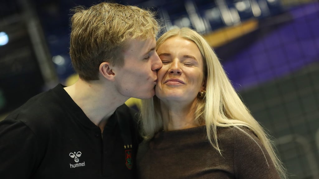 Gisli Kristjansson gibt seiner Partnerin Rannveig Bjarnadottir nach dem Sieg gegen Szeged einen Kuss auf die Wange. Seit Anfang 2018 sind sie ein Paar und seit Sonntag verlobt.