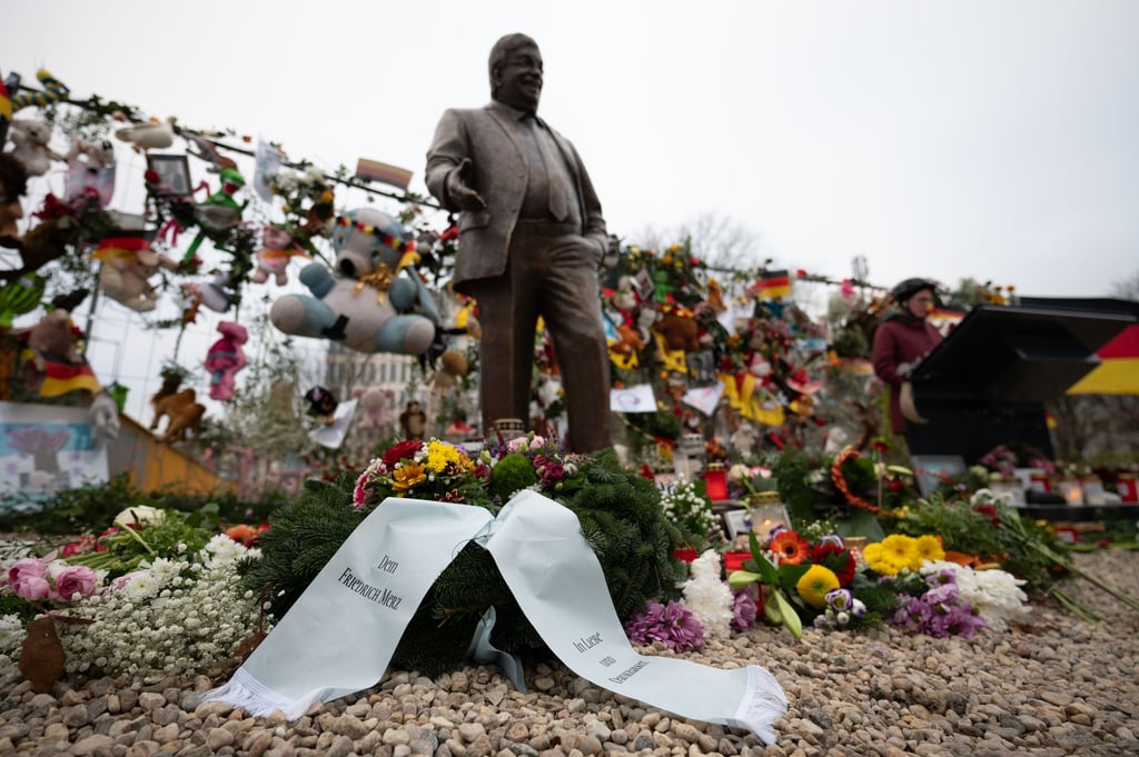 Seit Dienstag steht vor der CDU-Parteizentrale in Berlin eine Statue des ermordeten CDU-Politikers Walter Lübcke. Das Zentrum für Politische Schönheit hat sie dort aufgestellt. (Archivbild)