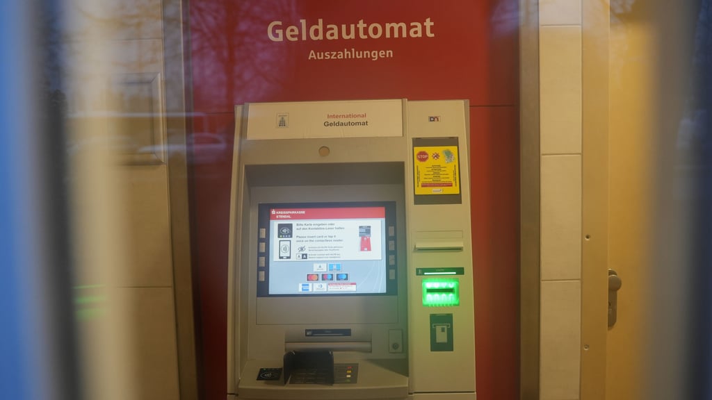 Ein qualmender Geldautomat hat Einsatzkräfte von Polizei und Feuerwehr in der Bahnhofstraße in Stendal in der Nacht von Donnerstag auf Freitag, 5. Dezember 2025 auf den Plan gerufen.