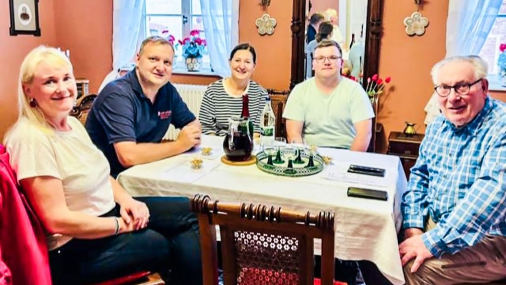 Arbeiten gemeinsam an der Chronik für Drohndorf: Sabine Herrmann, Andreas Deutloff, Anne-Kristin Weber, Matthias Deutloff und Peter Luther (von links). Wer noch Dokumente über Drohndorf hat, kann diese per E-Mail schicken oder bei Peter Luther abgeben. 