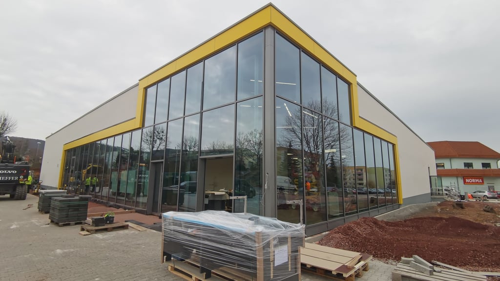 Noch eine Baustelle: Der Neubau des Netto-Marktes an der Karl-Zerbst-Straße in Blankenburg. Doch nun steht bereits der Eröffnungstermin für den Supermarkt fest. 