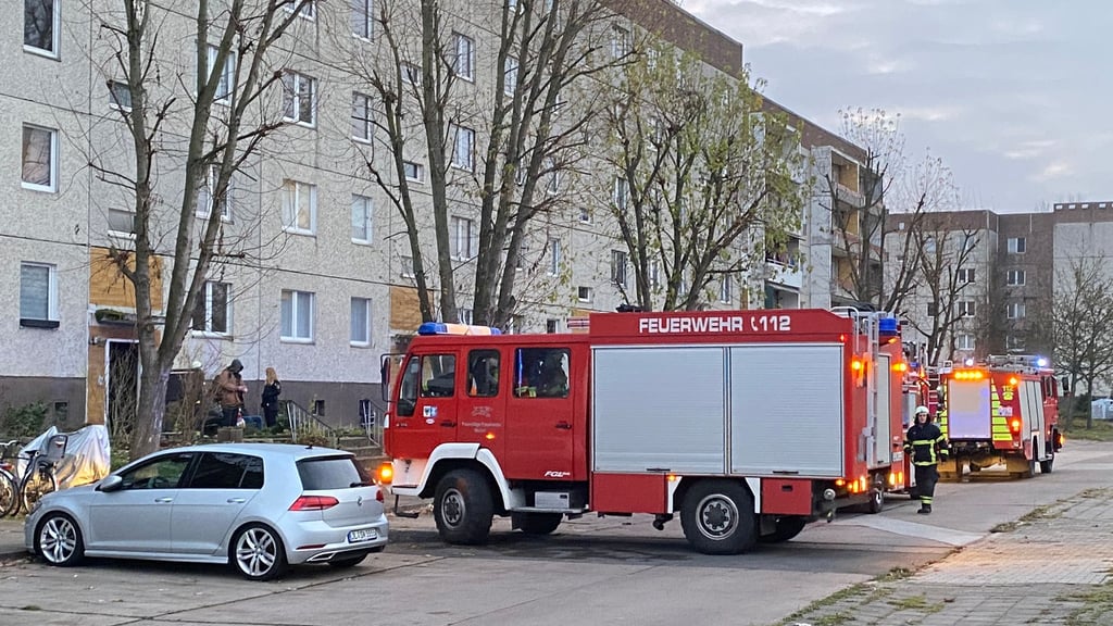 Feuerwehreinsatz am Freitagnachmittag in der Genthiner Einsteinstraße.