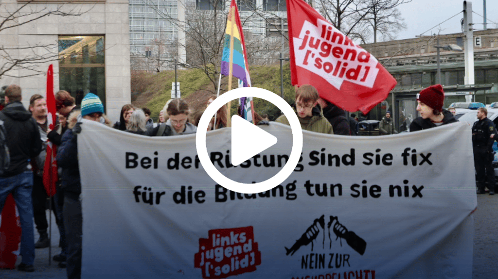 Zu wenig Geld für die Bildung: Auch das wurde vielfach kritisiert bei der Demo gegen den neuen Wehrdienst in Halle. 