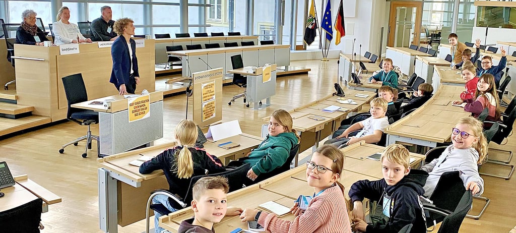 Demokratie zum Selbermachen: Im Landtag von Sachsen-Anhalt stellte  die 4. Klasse der Grundschule Möckern im  Selbstversuch die Weichen für den weiteren Lehrbetrieb an ihrer Einrichtung der Ehlestadt. 