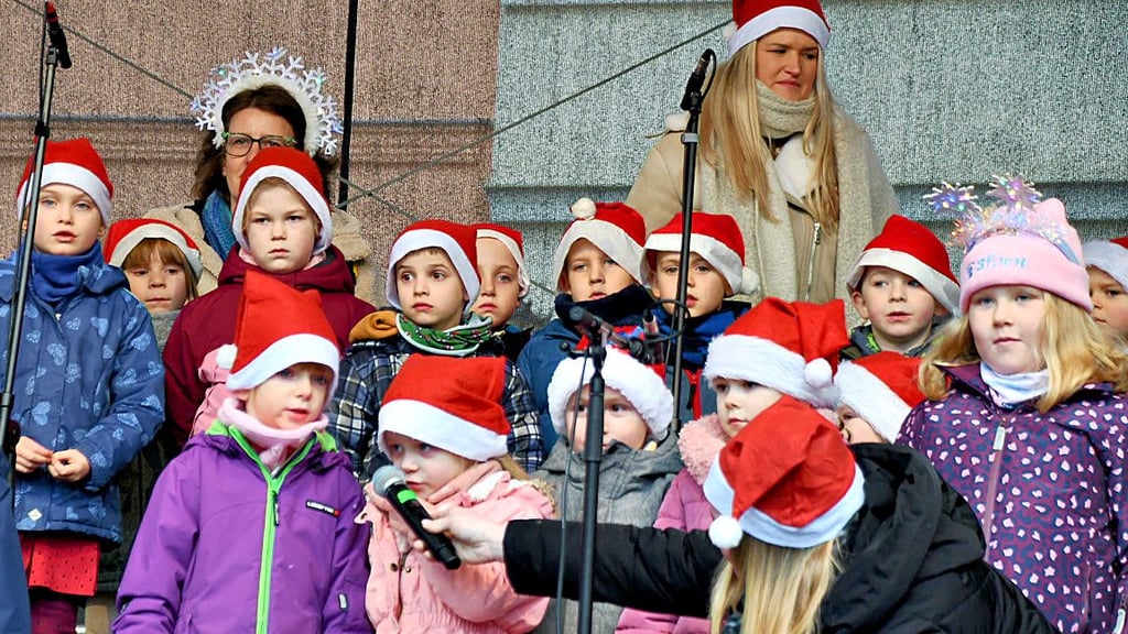 Die „Havelspatzen“  haben den Weihnachtsmarkt in Havelberg eröffnet. Bis Sonntagabend, 7. Dezember, bietet dieser ein buntes Programm für Jedermann. 