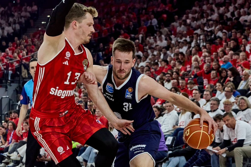 In der Vorsaison konnte der Syntainics MBC um Spencer Reaves (r.) die Bayern um Andreas Obst mehrfach ärgern.