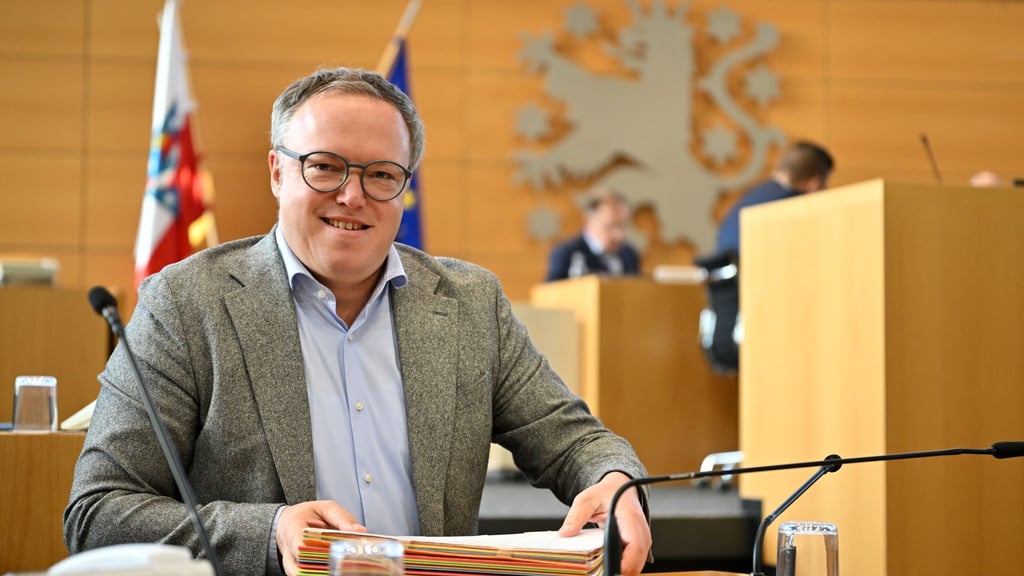 Thüringens Ministerpräsident Mario Voigt (CDU) ist froh über weniger Unterrichtsausfall im Freistaat. (Archivbild)