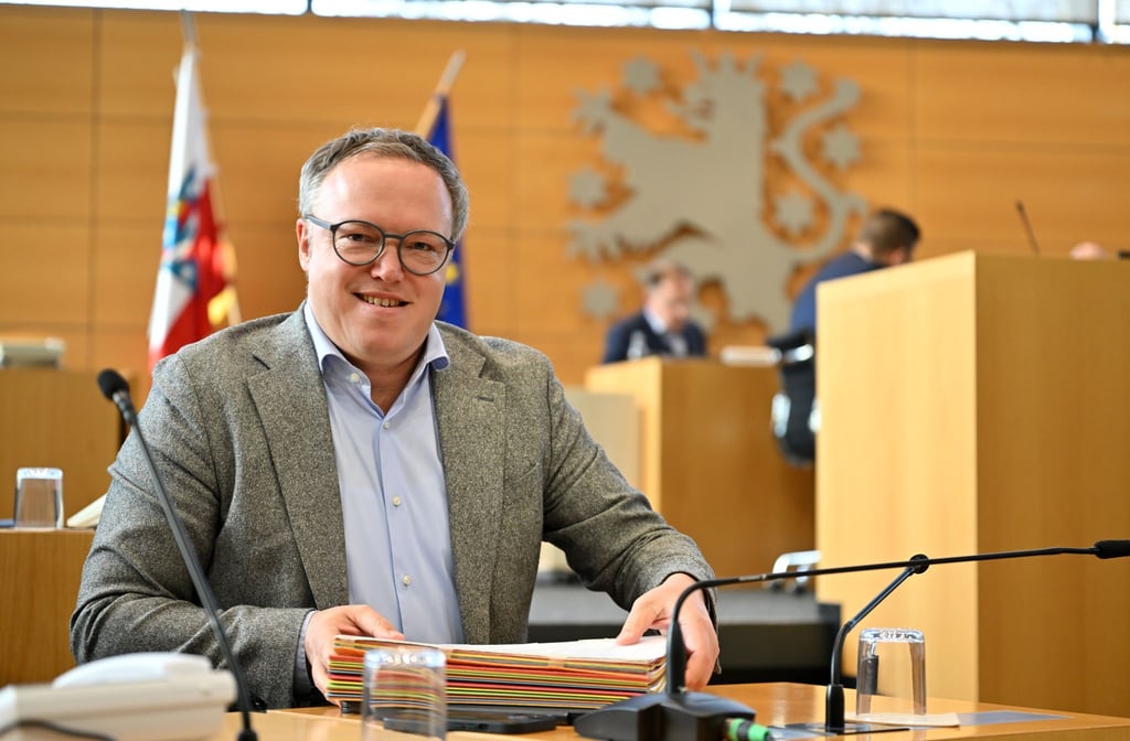 Thüringens Ministerpräsident Mario Voigt (CDU) ist froh über weniger Unterrichtsausfall im Freistaat. (Archivbild)