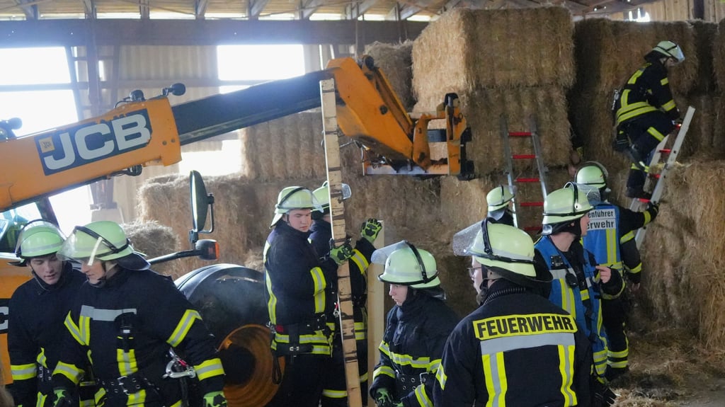 Bei einer Abschlussübung mussten die Teilnehmer des zweiten Truppmann-Lehrgangs der Hansestadt Stendal in Heeren einen Dummy retten, der zwischen Strohballen eingeklemmt war.