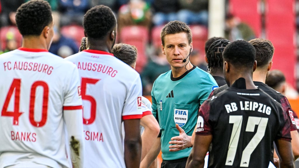 Rudelbildung um Daniel Siebert beim RB-Spiel gegen Augsburg am 8. Spieltag.