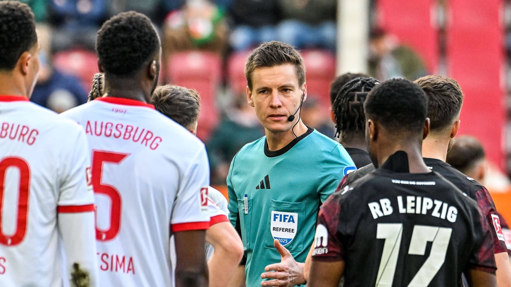 Rudelbildung um Daniel Siebert beim RB-Spiel gegen Augsburg am 8. Spieltag.