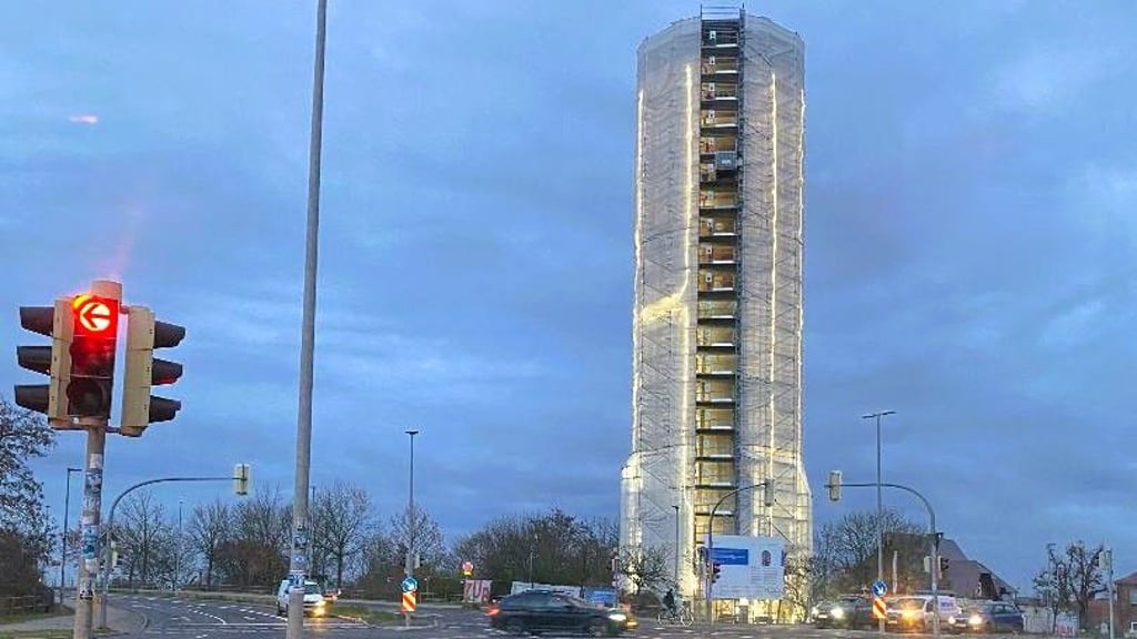 Drinnen wird bei Licht gearbeitet: Der Genthiner Wasserturm leuchtet. 