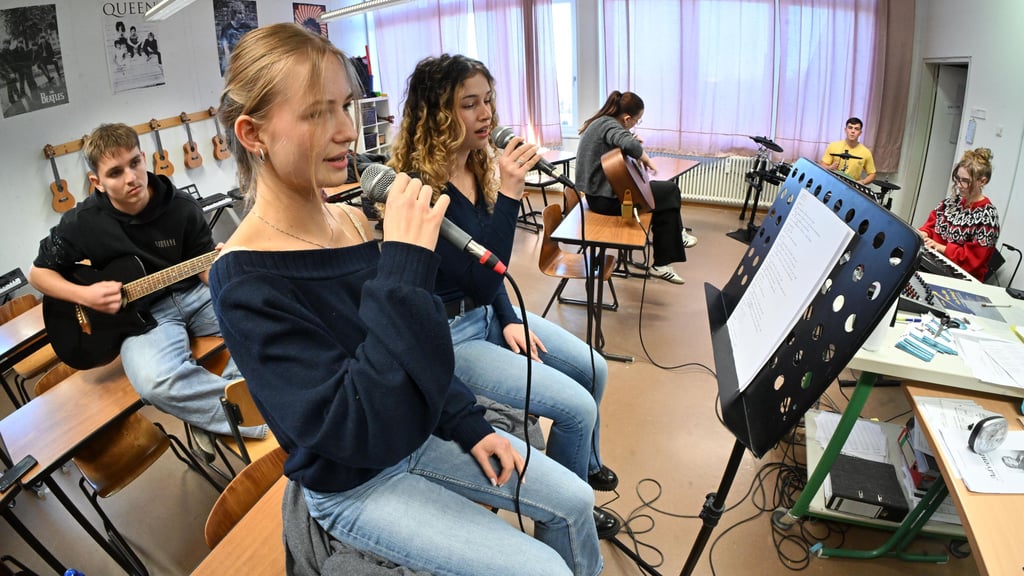 Einmal wöchentlich probt die Schülerband im Musikraum der Ascherslebener Adam-Olearius-Schule.