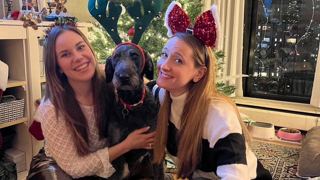 Weihnachten 2023 hat Anne-Cathleen Weber (rechts) in Vancouver gefeiert mit ihrer Freundin Sina, deren Hündin Iva und weiteren Freunden.