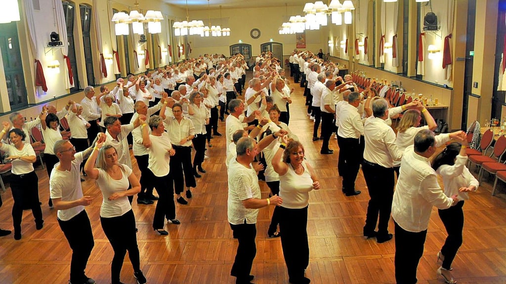93 Paare tanzen in der Tanzschule Schier-Rösel am 8. November 2025 gleichzeitig den Bachata, um einen Weltrekord aufzustellen.