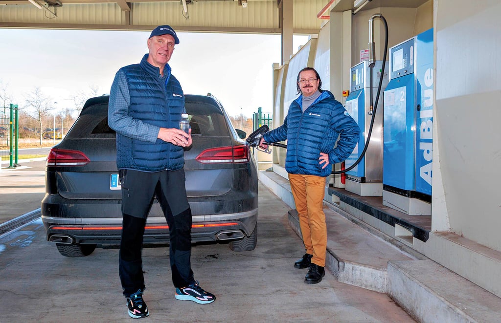 Michael Schlüter und  Bernd Peifer von der Firma  Puraglobe führen die  neue  Tankstelle im Chemiepark vor. 