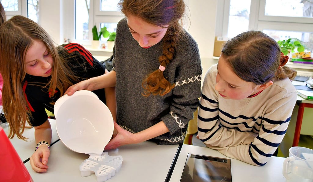 In den vergangenen Wochen haben die Fünftklässler der Sekundarschule Havelberg mit ihrer Klassenlehrerin   und Eltern fleißig für den Weihnachtsmarkt gebastelt. Hier gießen Mila, Amelie und Lina weitere Gipsfiguren. 