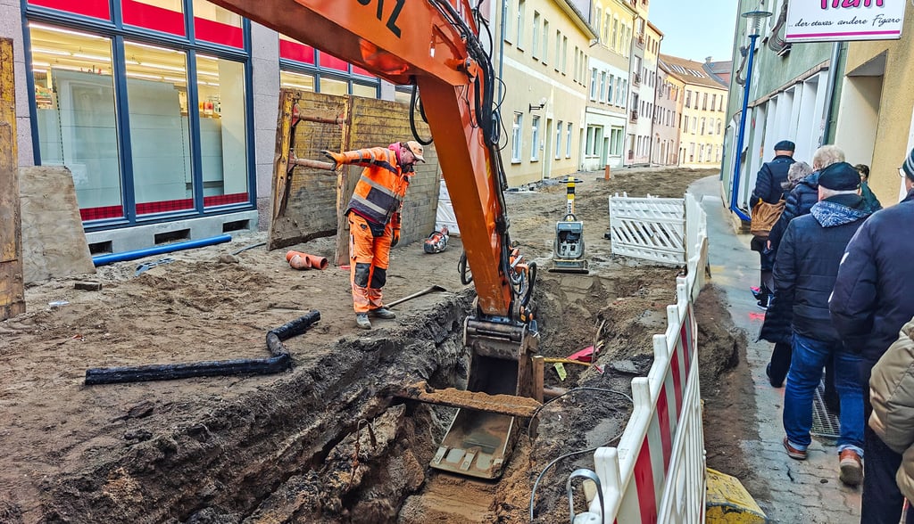 Verschiedene Rohre liegen dicht an dicht im Erdreich. Für Fußgänger ist die Baustelle in der Kirchstraße passierbar. 