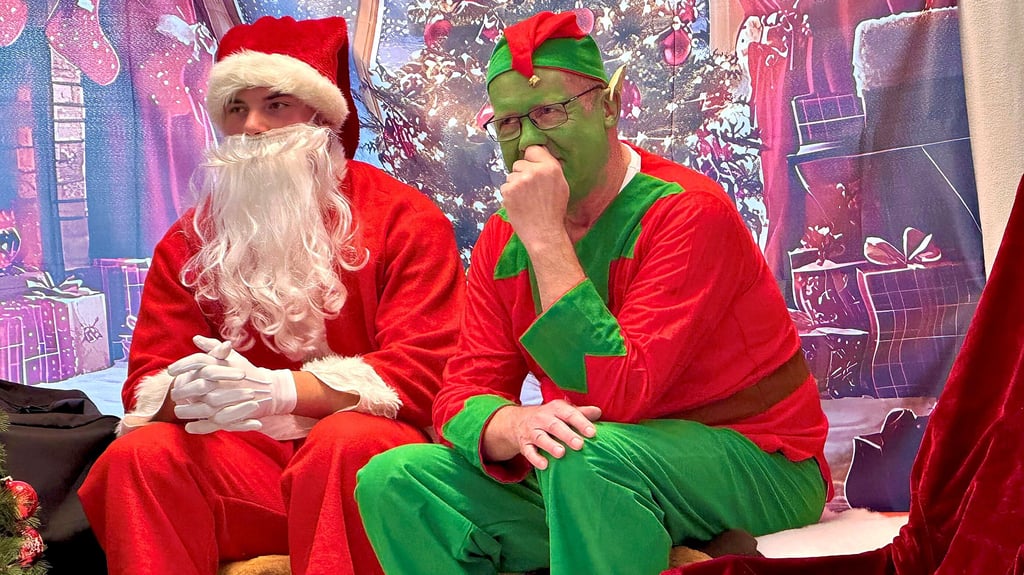 Weihnachtsmann und  Elf  sind  frustiert und wollen ihren Job an den Nagel  hängen.   