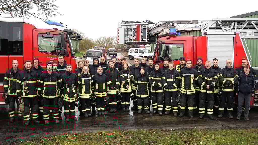 Die Teilnehmer und Ausbilder der zweiten Truppmann-Ausbildung der Hansestadt Stendal mit Ausbildern und Helfern der Abschlussübung (von links): Bastian Genz, Alexander Kamlah, John Günther, Stefan Genz, Tommy Lengen, Lukas Booß, Andy Hoffmann, Ellenor Mustapha, Marie Komrowski, Ramon Schneider, Christian Gravert, Lilli Eggert, Daniel Scholz, Marlene Wulff, Daniel Niekamp, Lennart Purschke, Linus Wallbaum, Lena Kagelmann, Tim Ebel, Loreen Krümmling, Finn Brünning, Martin Michaelis, Sarah Stoppok, Yves Schröder, Kim Krumbach, Alexander Krumbach, Uwe Schülke, Olaf Salmann, Simon Stoppok, Claudio Lindner, Michael Genz, Philipp Wecker und Annett Genz.