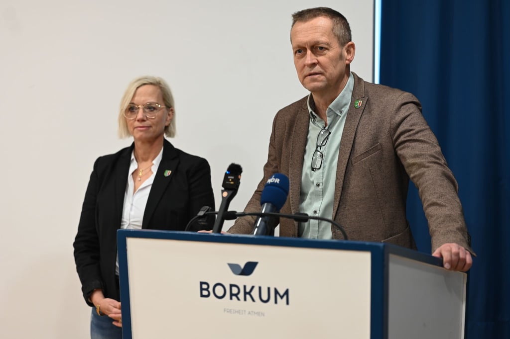 Vor dem Klaasohm-Fest auf Borkum stellen sich Bürgermeister Jürgen Akkermann (parteilos) und seine Stellvertreterin Melanie Helms (SPD) den Fragen der Presse.