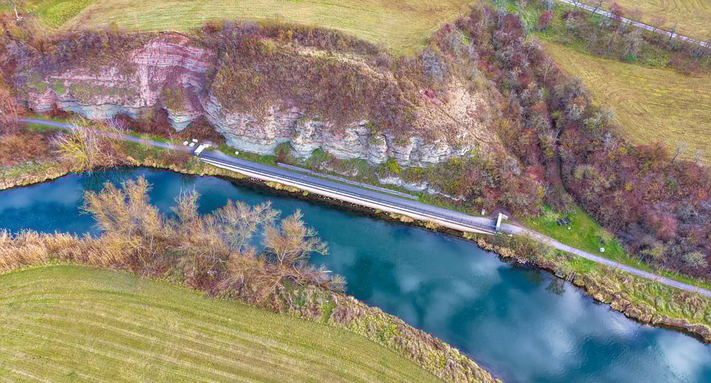 Blick auf die Unstrut, den Radweg und die Felsböschung Glockenseck bei Dorndorf. 