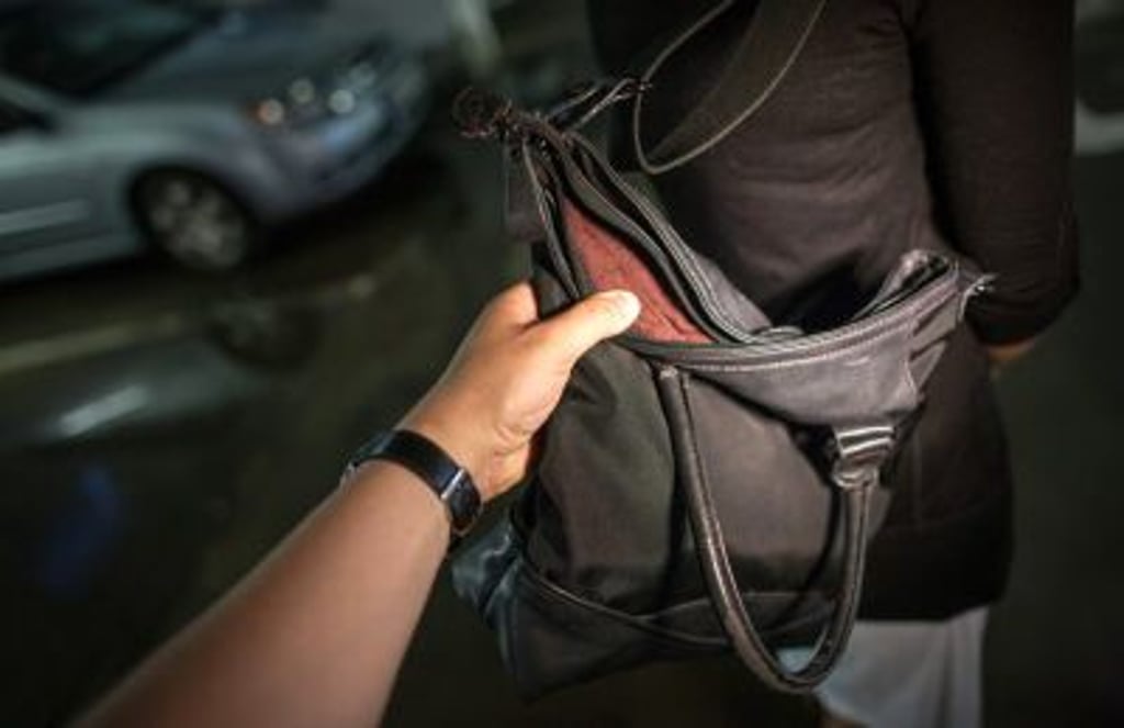 Offene Handtaschen sind besonders leichte Beute für Diebe.