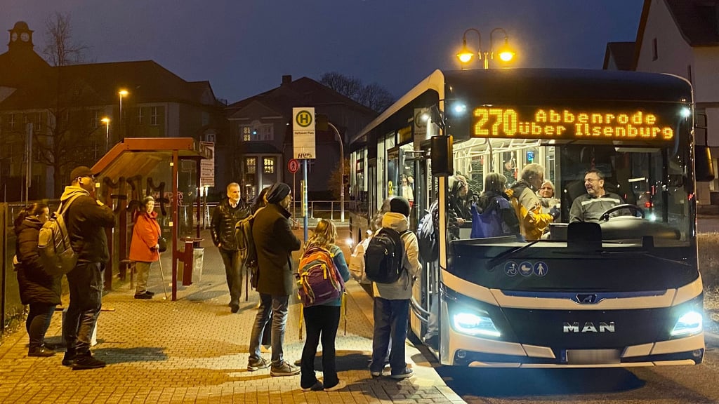 Der Schülerverkehr im Landkreis Harz - hier an der Haltestelle Heltauer Platz in Wernigerode - ist 2025 deutlich teurer geworden.