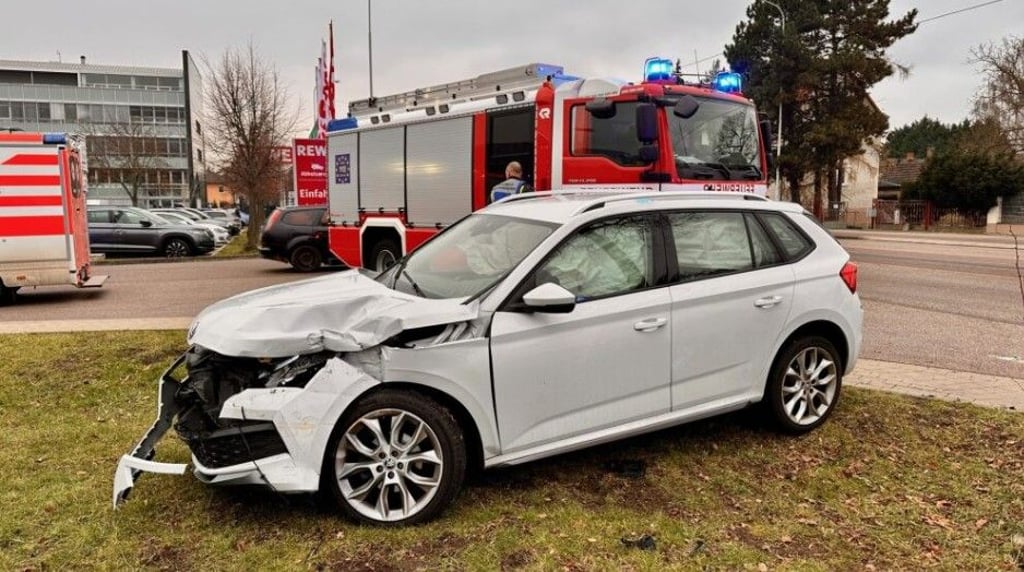 Das Auto wurde bei dem Unfall mit der Straßenbahn so stark beschädigt, dass es abgeschleppt werden musste.